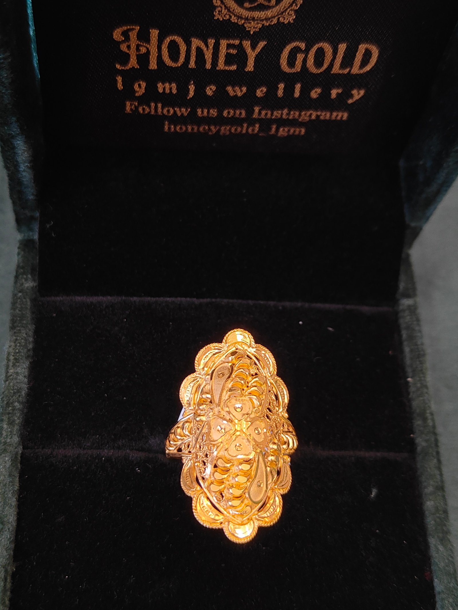 Antique Oval Gold Finger Ring